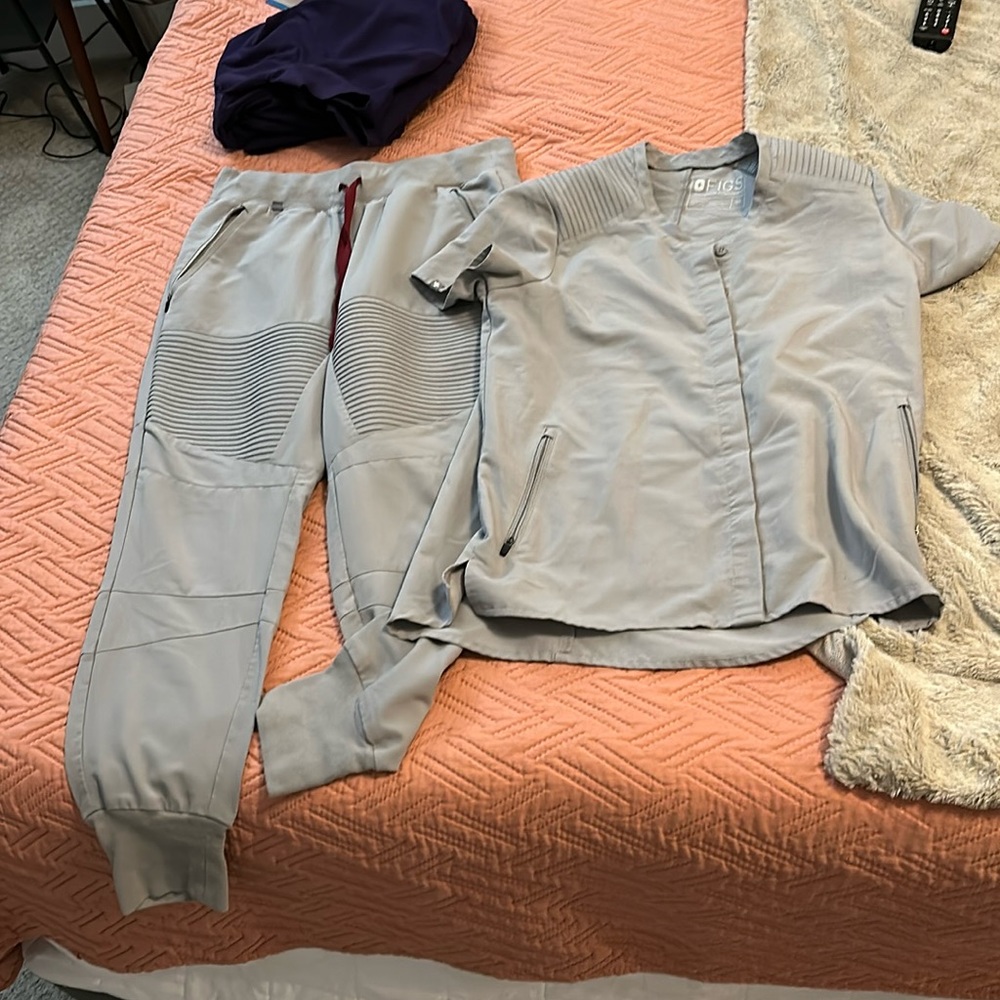 Textured figs, small grey scrubs